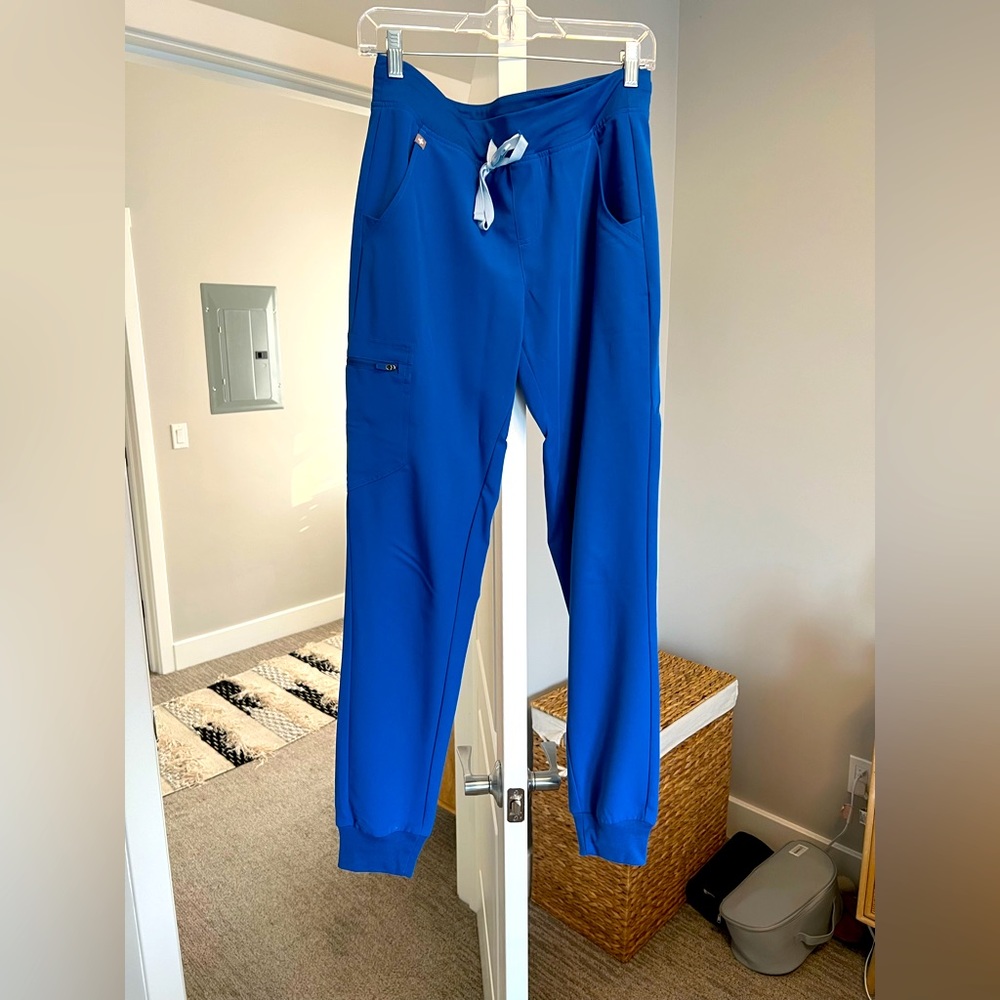 FIGS womens Zamora jogger scrub pants in size SMALL TALL in royal blue.